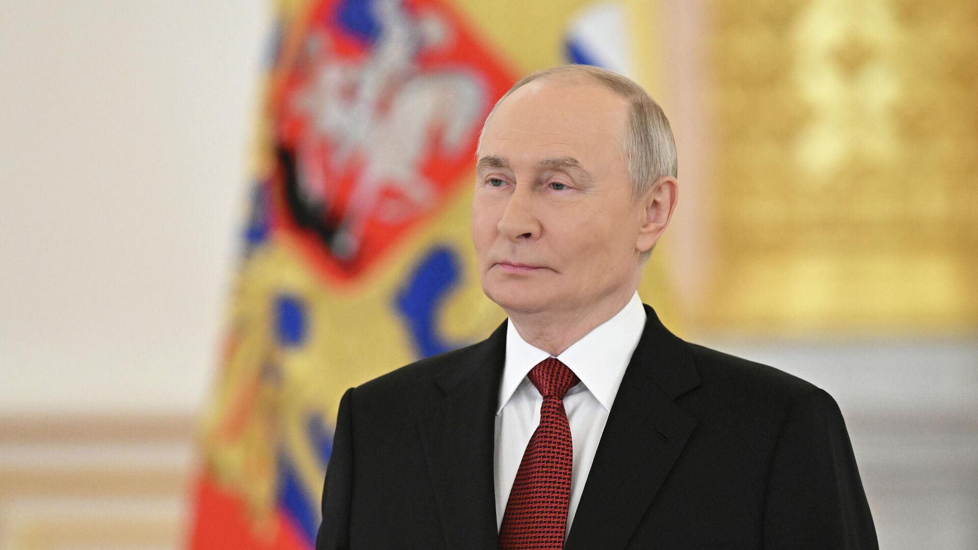 Путин ознакомился с выставкой о российской системе образования
