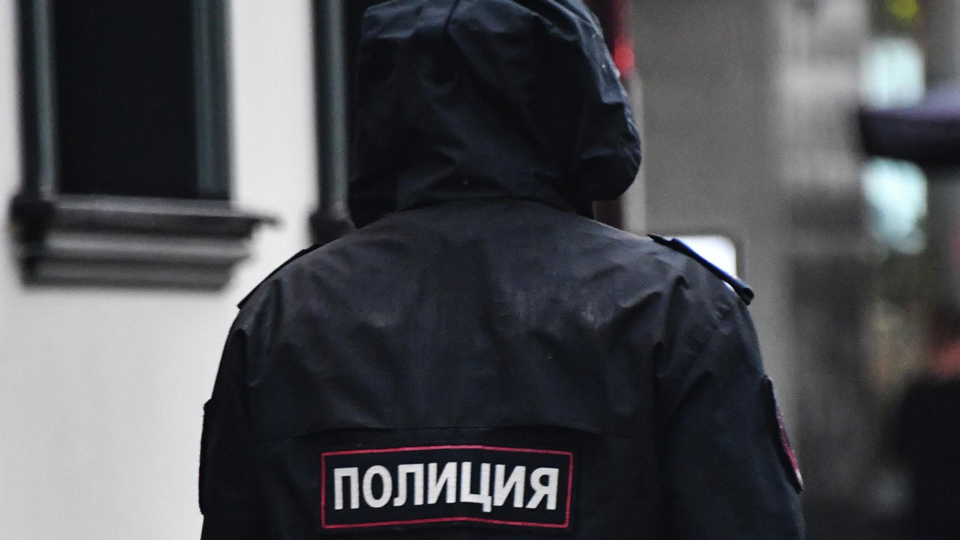 Москвич за 90 тысяч рублей поджег три шкафа на железнодорожных путях