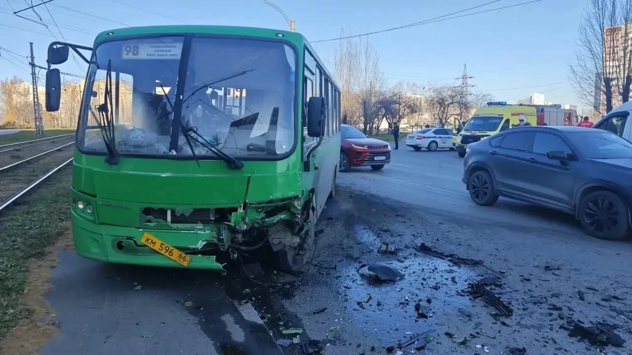В Екатеринбурге погиб водитель легкового автомобиля после столкновения с автобусом