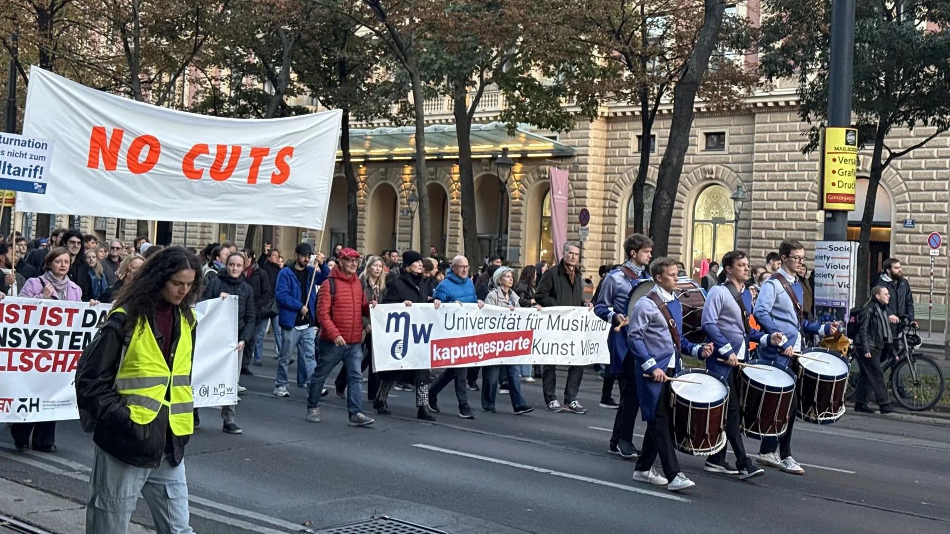 В Вене из-за митинга приостановили движение автомобилей и трамваев
